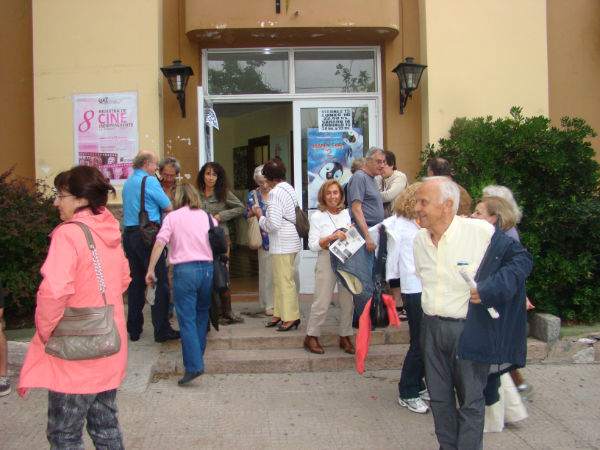 gente saliendo