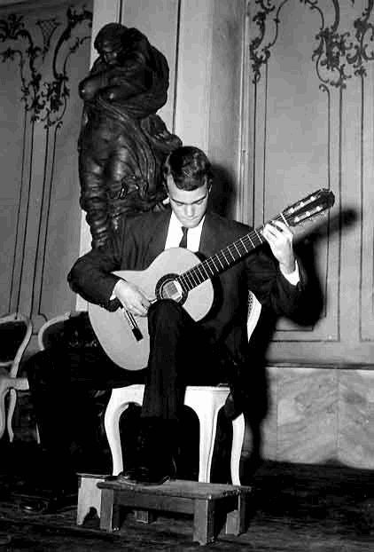 peterthompson-young-guitar